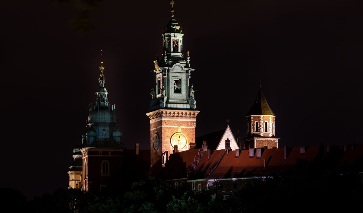 Castillo iluminado por la noche